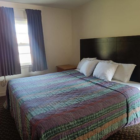 סיקונק Town & Country Inn מראה חיצוני תמונה