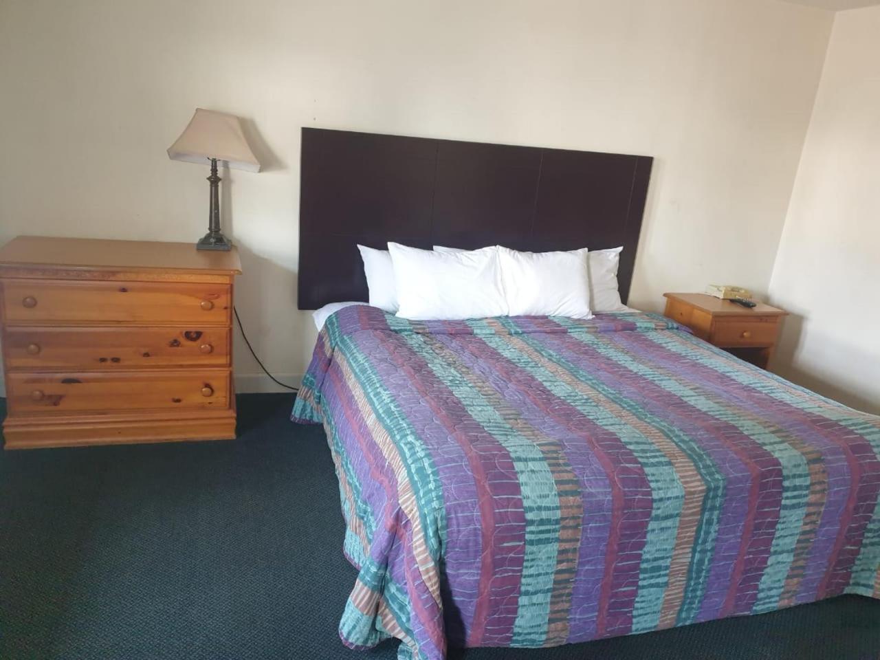 סיקונק Town & Country Inn מראה חיצוני תמונה