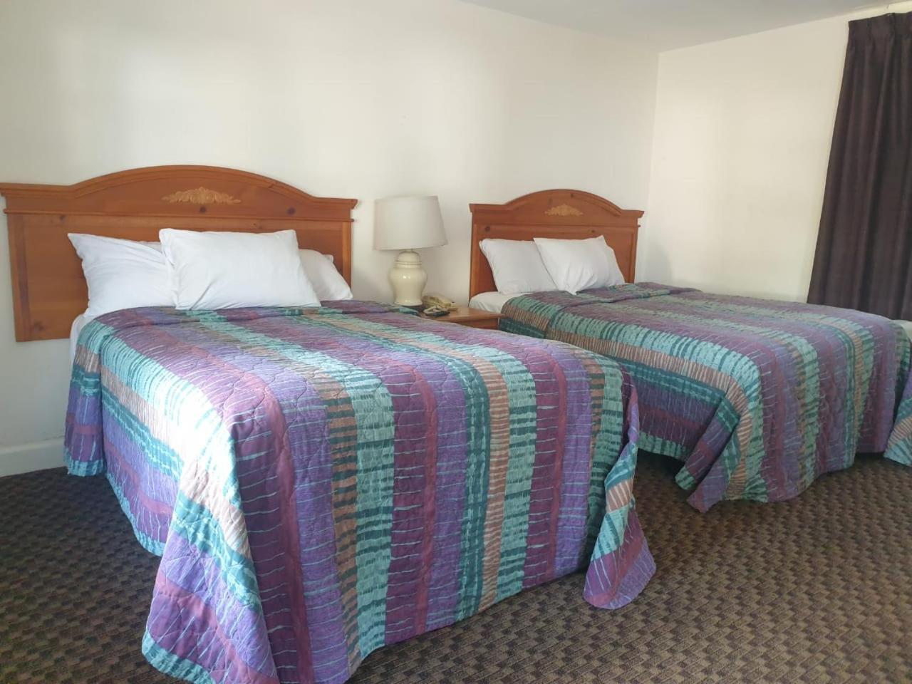 סיקונק Town & Country Inn מראה חיצוני תמונה