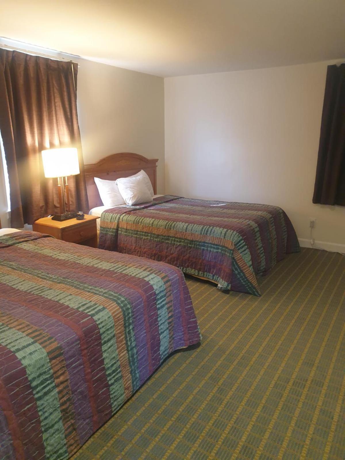 סיקונק Town & Country Inn מראה חיצוני תמונה