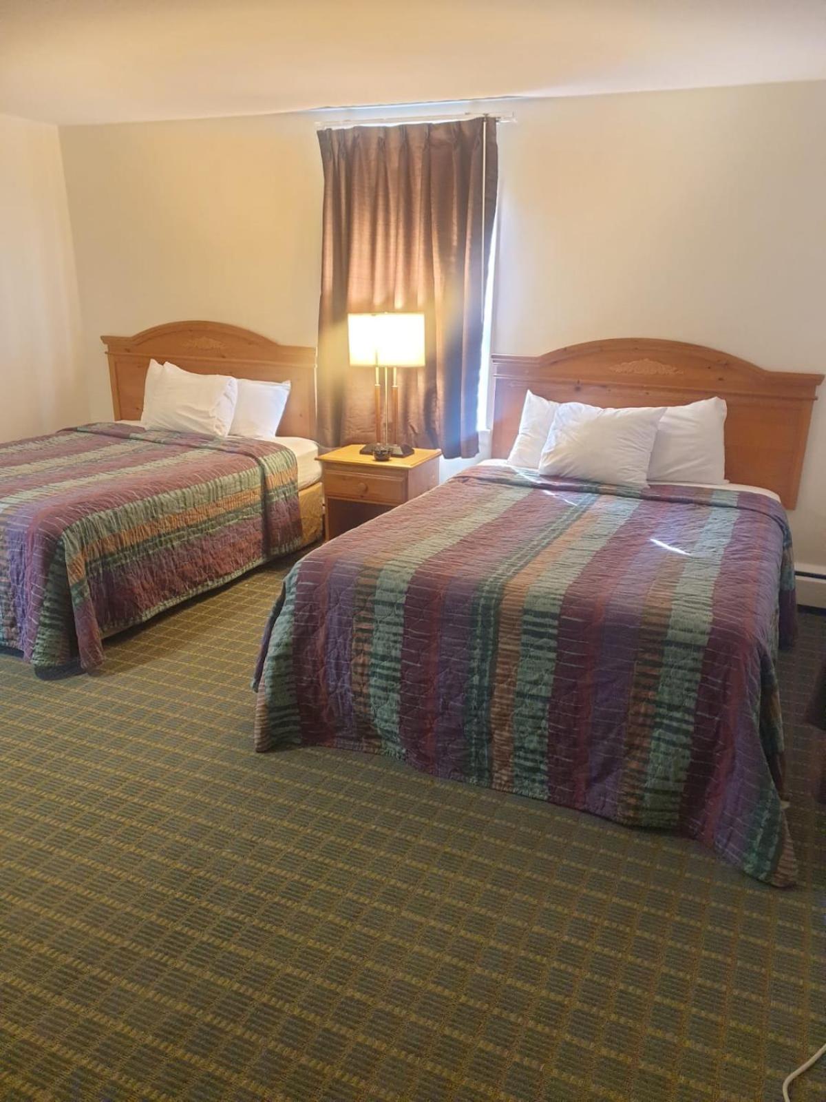 סיקונק Town & Country Inn מראה חיצוני תמונה