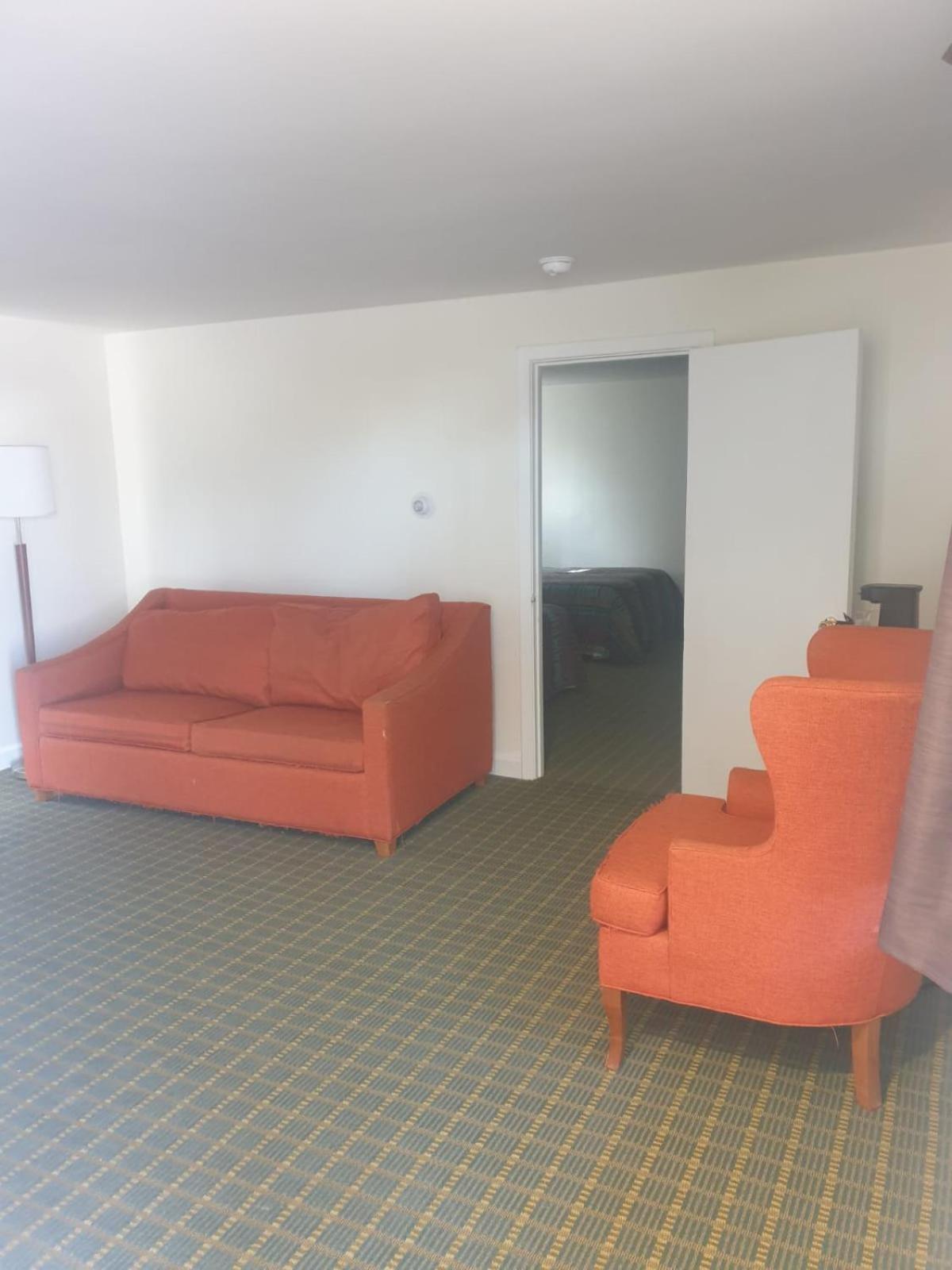 סיקונק Town & Country Inn מראה חיצוני תמונה