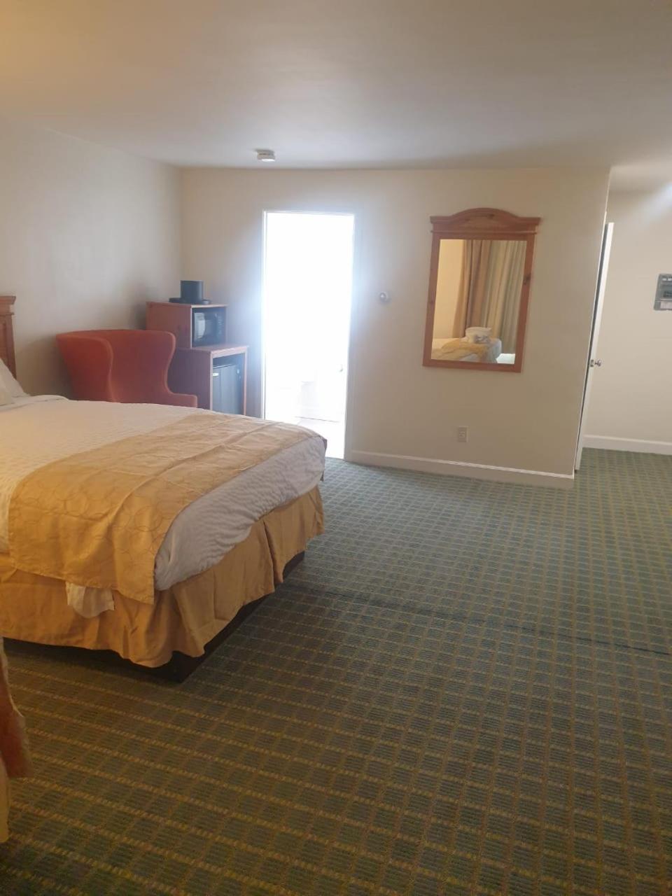 סיקונק Town & Country Inn מראה חיצוני תמונה