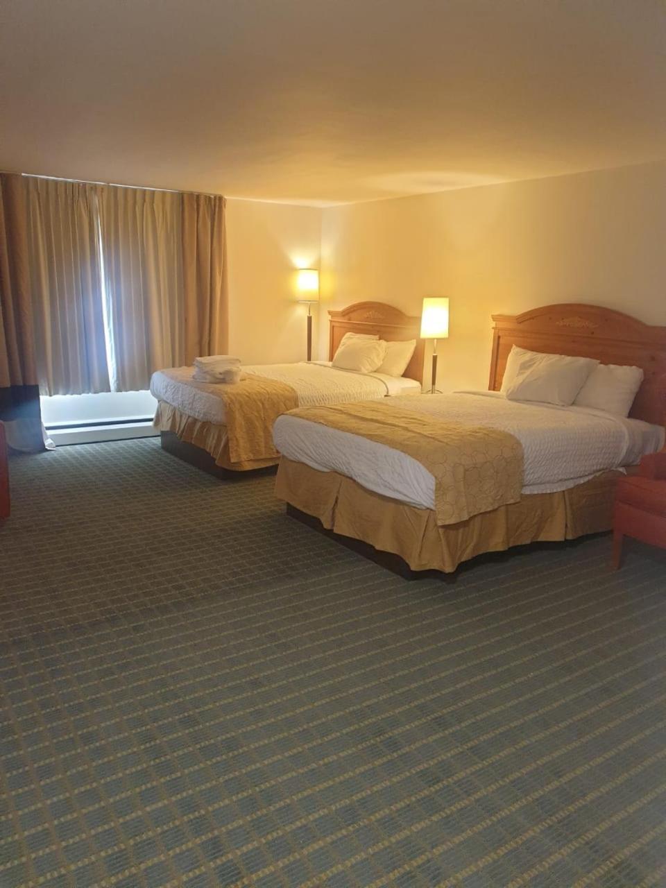 סיקונק Town & Country Inn מראה חיצוני תמונה